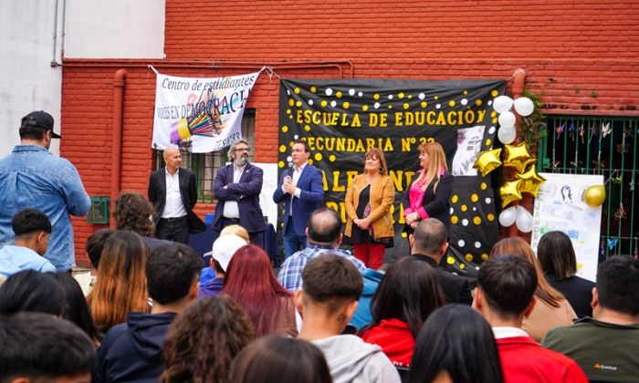 F. Varela - La Secundaria Nº33 lució por primera vez su nombre: “Alejandra Pizarnik”